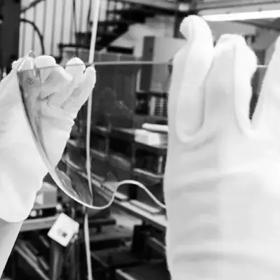 Controllo qualità di una visiera da parte di un operaio