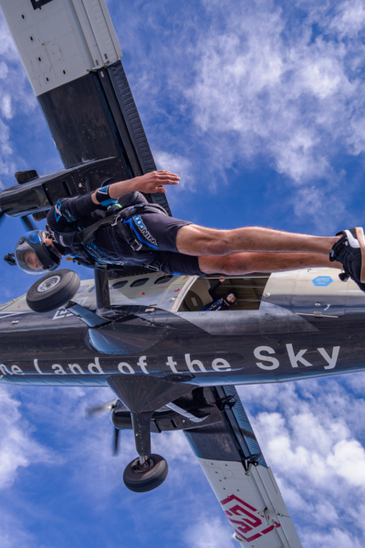 Un uomo in volo si è appena lanciato dall'elicottero sopra di lui