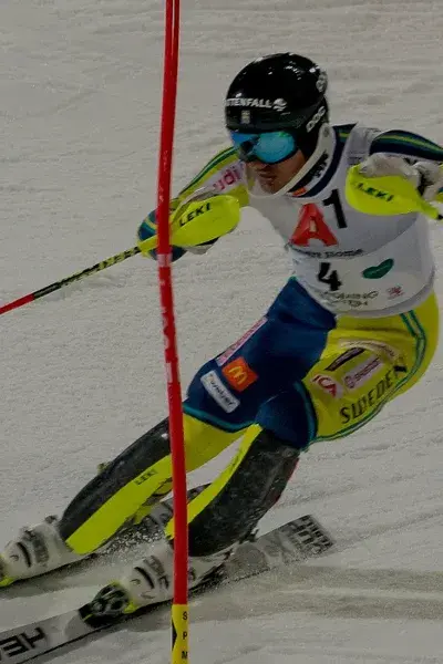 Sciatore affronta una discesa slalom